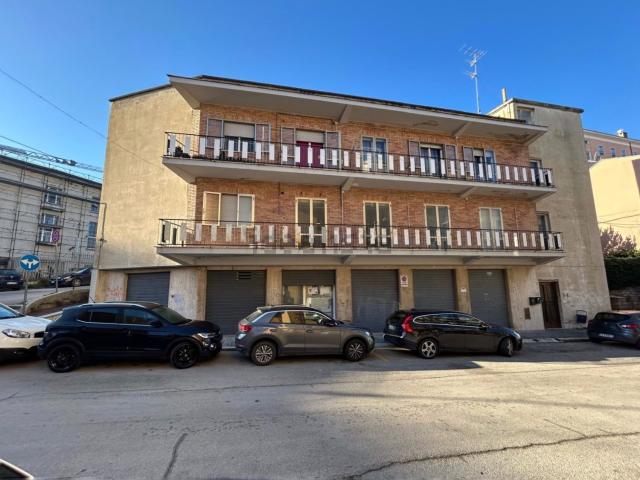 Appartamento in vendita di 140 m² in Via Angelo Zuccarelli, 12