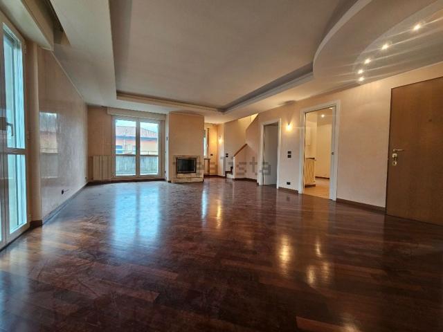 Appartamento in vendita di 140 m² in Via Aldo Locatelli