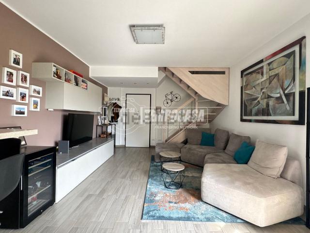 Appartamento in vendita di 140 m² in Via Giorgio Ambrosoli, 12