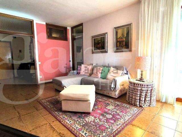 Appartamento in vendita di 140 m² in Via dei Pini, 24