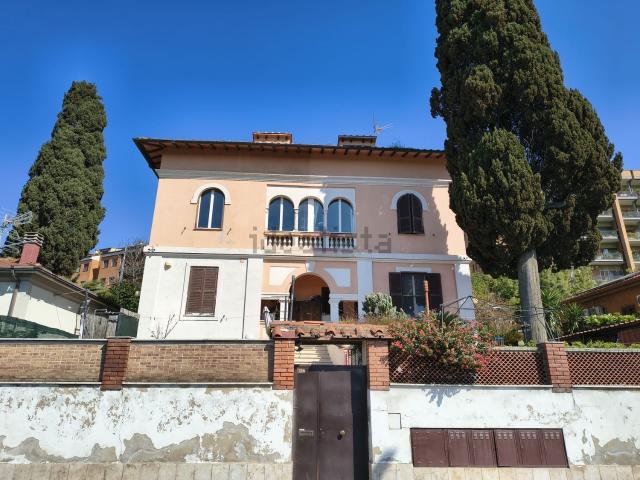 Appartamento in vendita di 140 m² in Via del Tempio degli Arvali, 35
