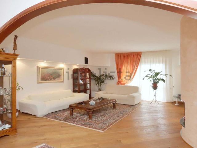 Appartamento in vendita di 140 m² in Via della Padula, 236
