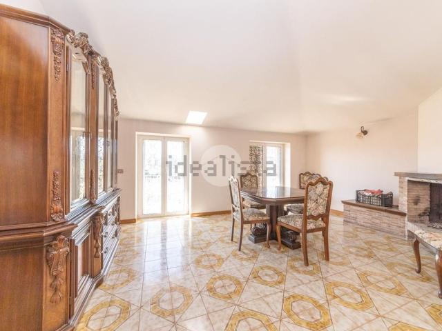 Appartamento in vendita di 140 m² in Via di Fontana Candida, 218