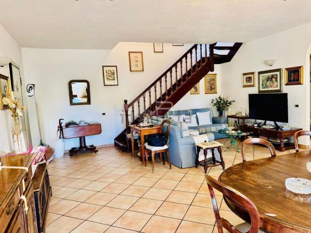 Appartamento in vendita di 140 m² in Via Fossone Alto