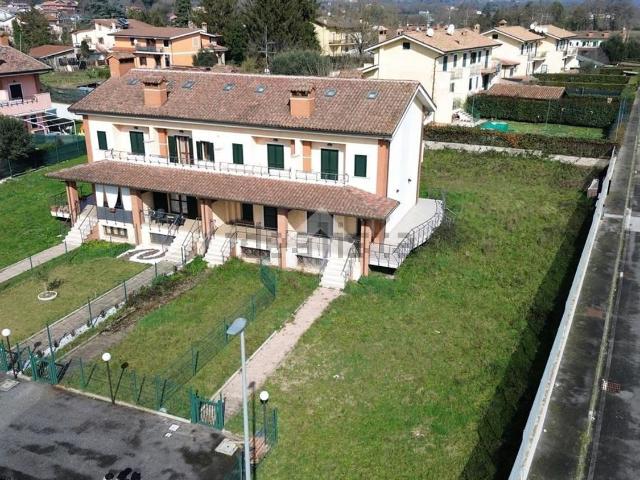 Appartamento in vendita di 140 m² in Via Mario Piacentini