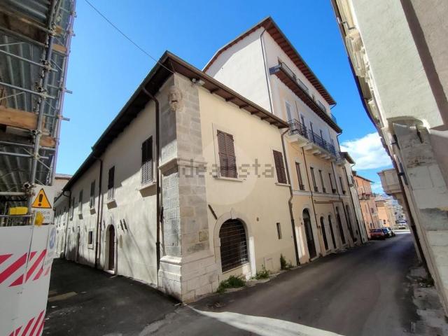 Appartamento in vendita di 140 m² in Via Santa Teresa, 1