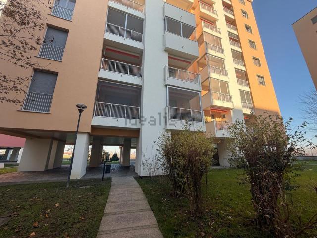 Appartamento in vendita di 140 m² in Via Sporting Mirasole, 34