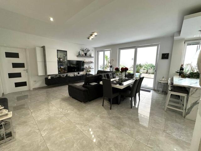 Appartamento in vendita di 140 m² in Via Petrelli, 17