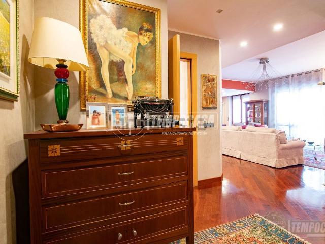Appartamento in vendita di 140 m² in Via Val Seriana, 4