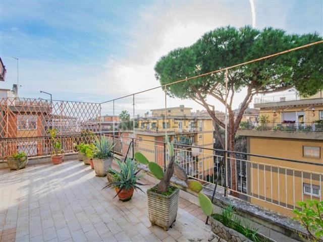 Appartamento in vendita di 140 m² in Viale dei Colli Portuensi