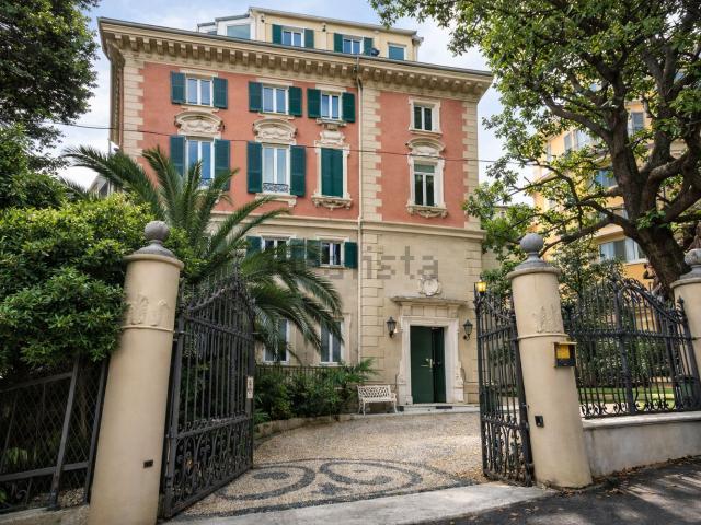 Appartamento in vendita di 140 m² in Viale Francesco Gambaro, 10
