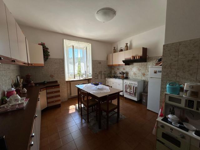 Appartamento in vendita di 140 m² in Strada Val Sporzana, 106