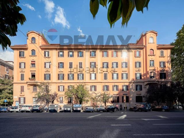 Appartamento in vendita di 141 m² in Via Giuseppe Ferrari, 2