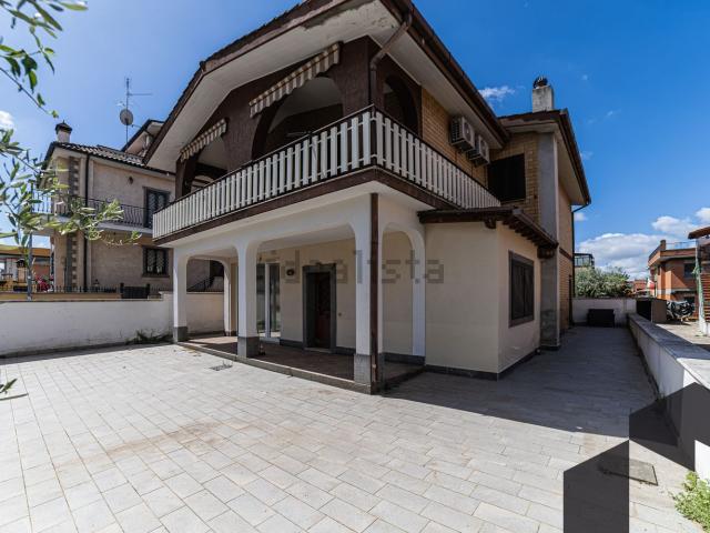 Appartamento in vendita di 141 m² in Via di Vermicino, 84