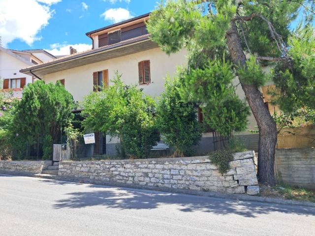 Appartamento in vendita di 141 m² in Via Emidio Luzi, 10