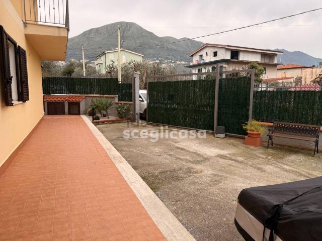 Appartamento in vendita di 141 m² in Via Ugo Foscolo, 9