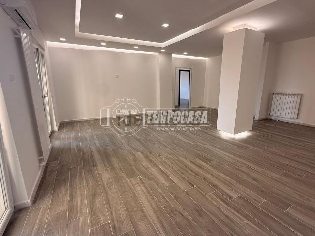 Appartamento in vendita di 142 m² in Via Alcide de Gasperi, 164