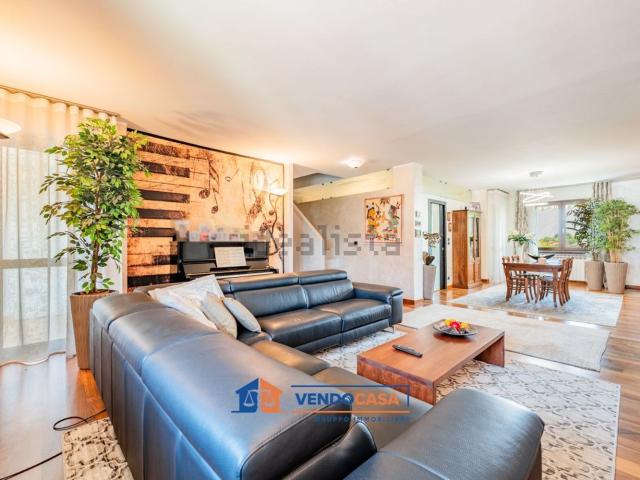 Appartamento in vendita di 142 m² in Via Beppe Fenoglio, 44