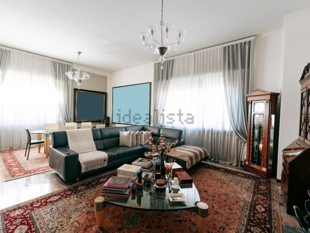 Appartamento in vendita di 142 m² in Via Giuseppe Parini, 4