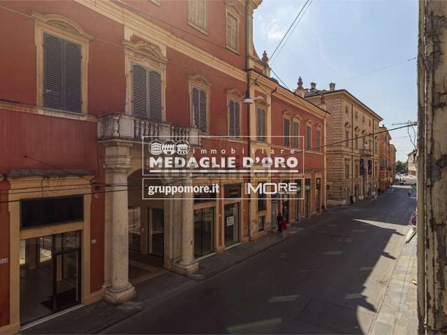 Appartamento in vendita di 142 m² in Via Emilia Centro
