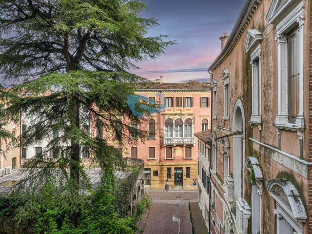 Appartamento in vendita di 142 m² in Via Sant&apos Andrea, 5