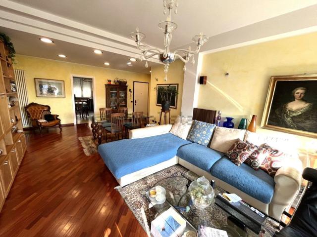 Appartamento in vendita di 142 m² in Viale Fratelli Rosselli