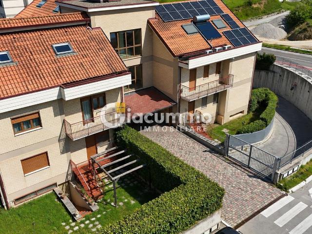 Appartamento in vendita di 144 m² in Via Atene