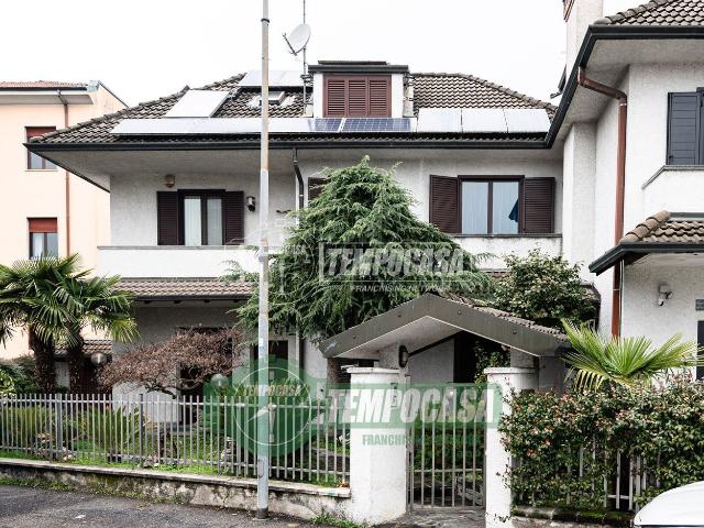 Appartamento in vendita di 144 m² in Via Don Angelo Corti, 29