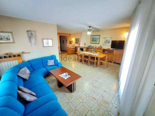 Appartamento in vendita di 145 m² in Via Giacomo Leopardi