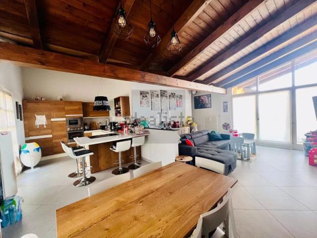 Appartamento in vendita di 145 m² in Via Giosuè Carducci