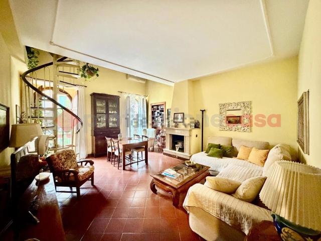 Appartamento in vendita di 145 m² in Via della Stazione Tuscolana