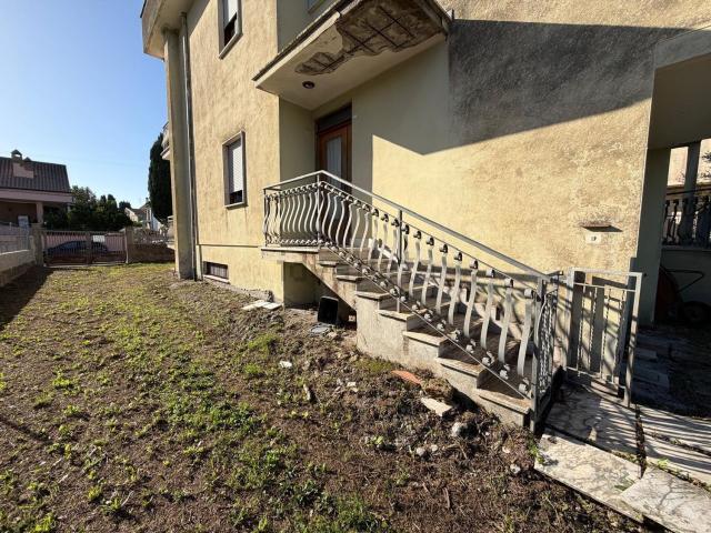 Appartamento in vendita di 145 m² in Via delle Dalie, 34