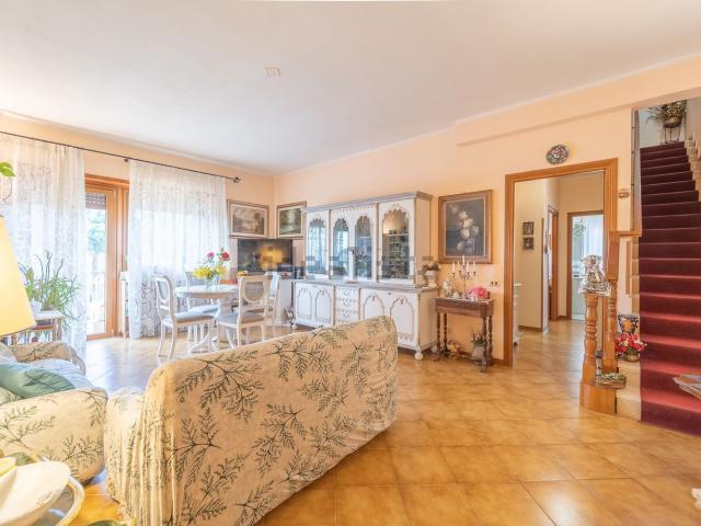 Appartamento in vendita di 145 m² in Via di Torre Morena