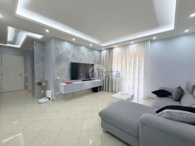 Appartamento in vendita di 145 m² in Via Luca della Robbia, 36