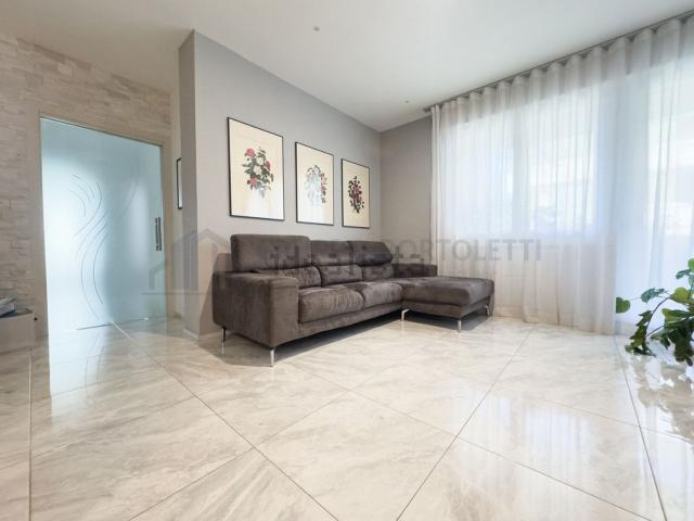 Appartamento in vendita di 145 m² in Via Luigi Pellizzo