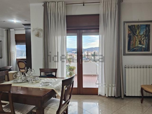 Appartamento in vendita di 145 m² in Via Raffaele Coscarella