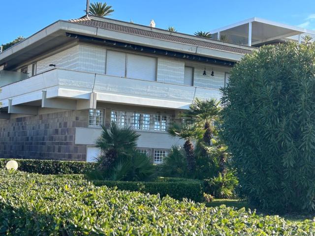 Appartamento in vendita di 145 m² in Viale Ammiraglio Morin, 8