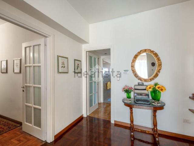 Appartamento in vendita di 145 m² in Viale Ca&apos  Granda, 2