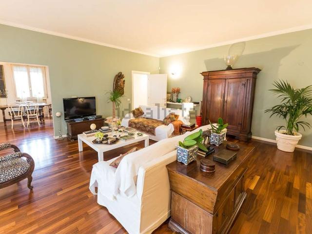 Appartamento in vendita di 145 m² in Viale Gaetano Moreali, 92