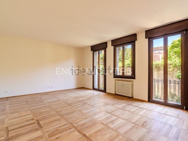 Appartamento in vendita di 145 m² in Fondamenta Zattere Ai Gesuati