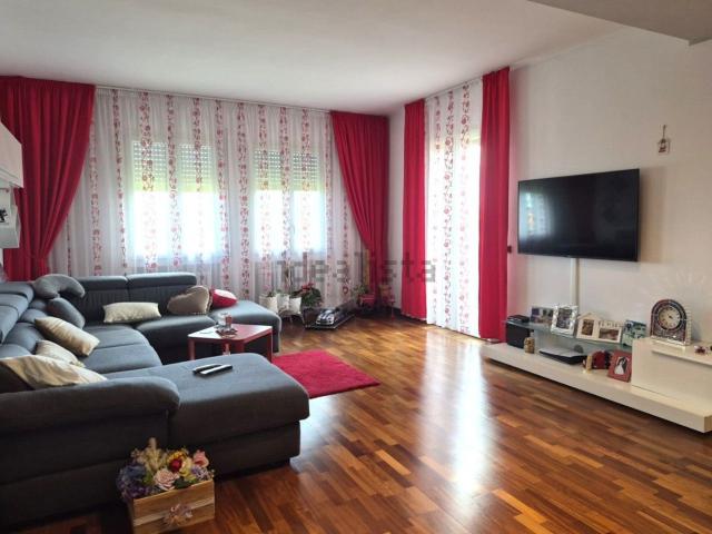 Appartamento in vendita di 146 m² in Via Achille Ferrari, 1