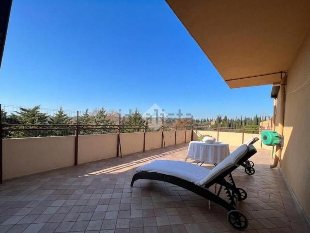 Appartamento in vendita di 147 m² in Via dei Glicini, 71