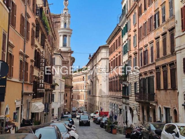 Appartamento in vendita di 147 m² in Via di Sant&apos Andrea delle Fratte