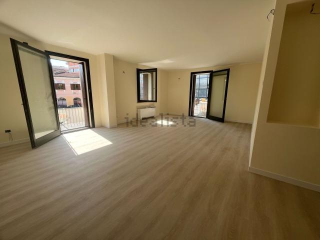 Appartamento in vendita di 148 m² in Via Giacomo Matteotti, 70