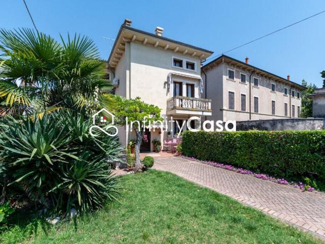 Appartamento in vendita di 148 m² in Via degli Alpini