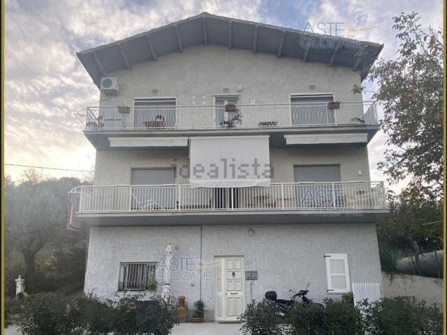 Appartamento in vendita di 148 m² in Via Dei Colli, 31