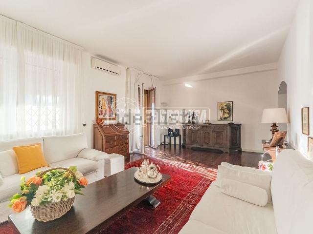 Appartamento in vendita di 148 m² in Via Lario, 21