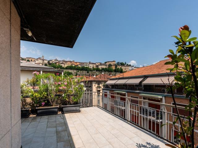 Appartamento in vendita di 150 m² in Via Antonio Locatelli, 36