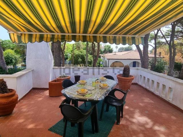 Appartamento in vendita di 150 m² in Via delle Sirene, 57