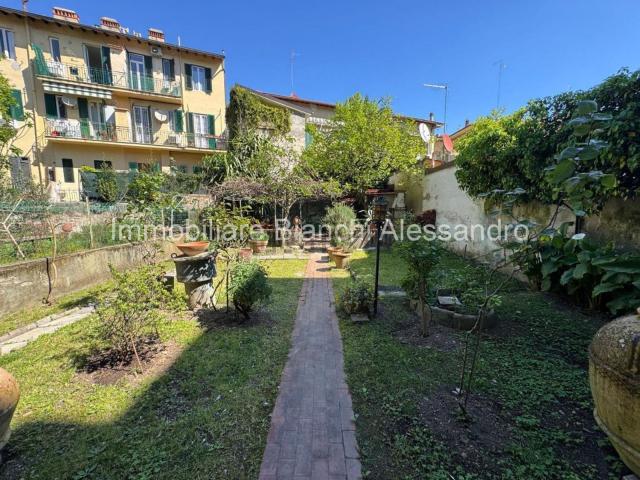 Appartamento in vendita di 150 m² in Via Enrico Petrella